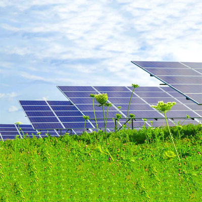 熱いすくいの電流を通された鋼鉄太陽電池パネルの地上の土台のシステムによってひかれる植物の山